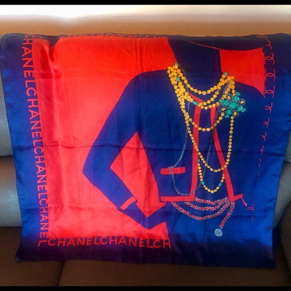😍 Vintage Chanel Silk Scarfed with Vibrant colors on classic Lady COCO 💙❤️💛 - Picture 2 of 9